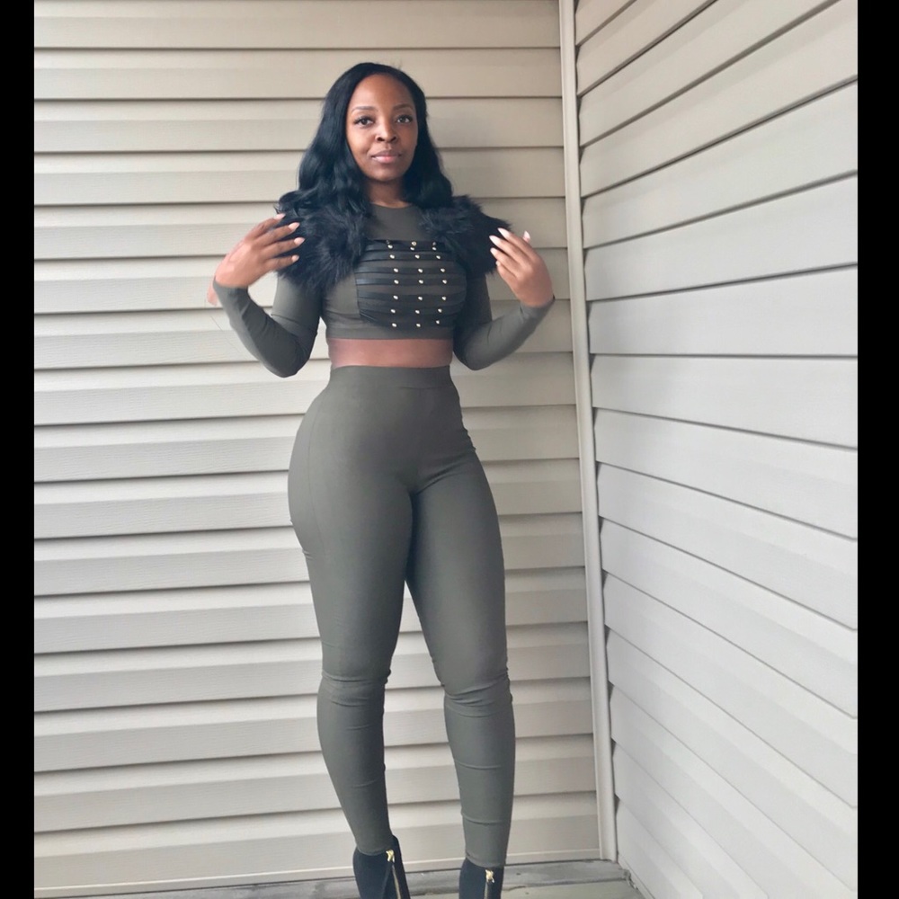 Two pc army fur collar set